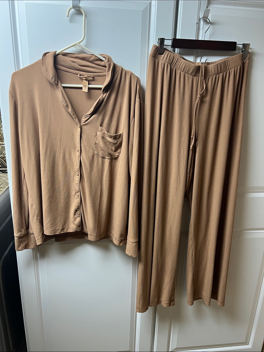 SKIMS Two-Piece Ribbed Pajama Set, Camel, Large
